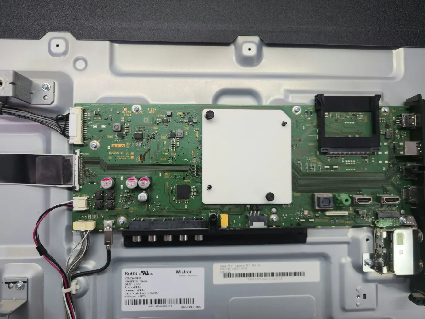 Placa de bază a televizorului Sony KD-55XE8096, pe care se află memoria eMMC