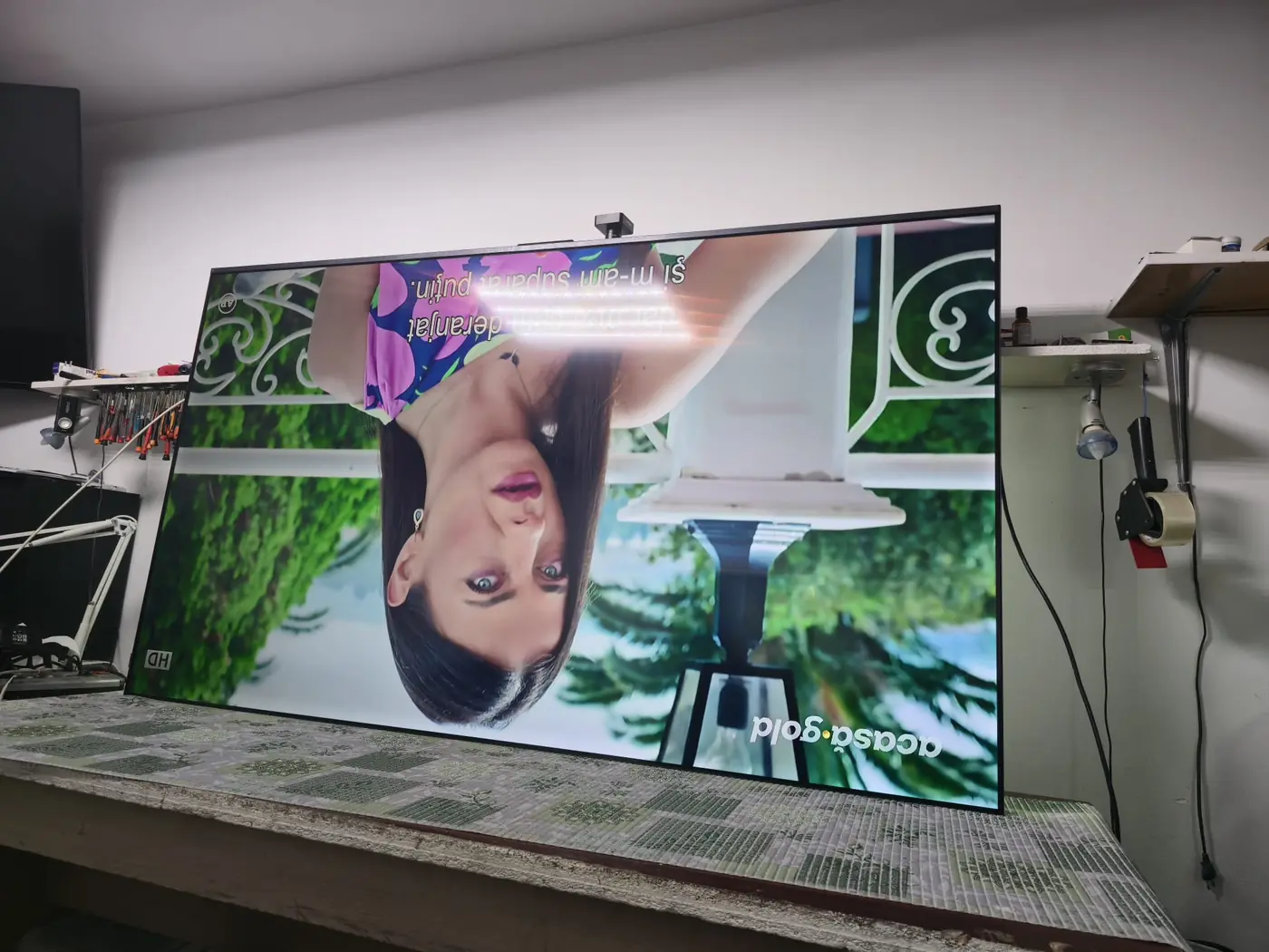 TCL 85C755 reparat, cu imagine pe tot ecranul în timpul testului final