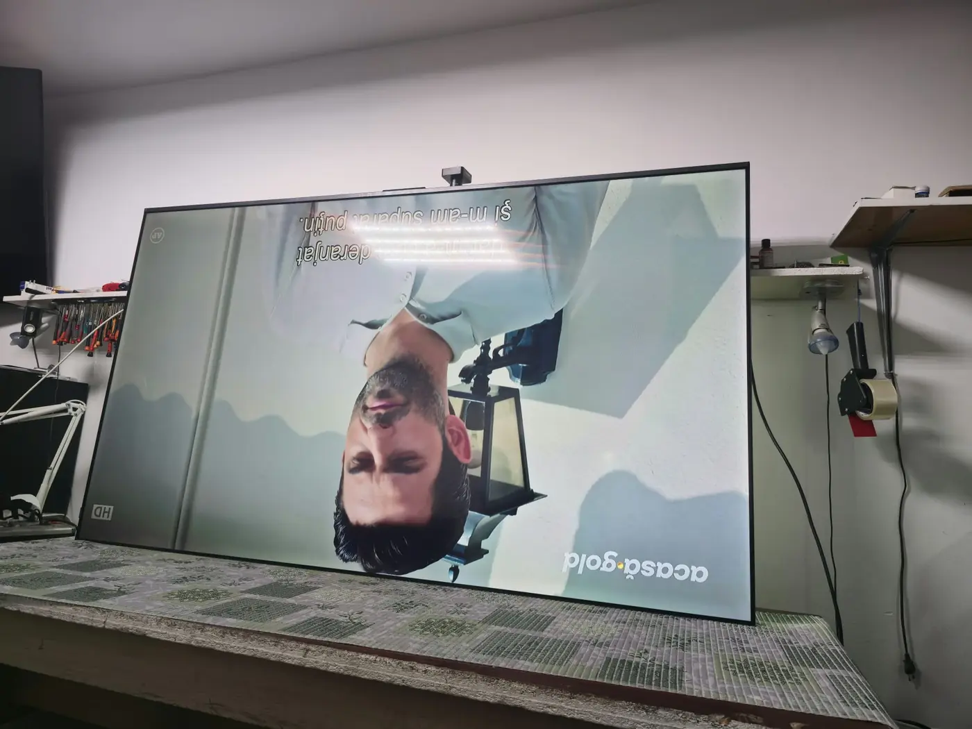 Ecranul televizorului TCL 85C755 afișând imagine în testul de după reparație